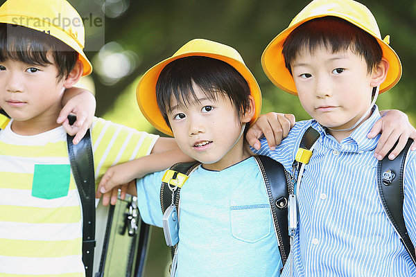 Japanische Kinder schauen in die Kamera