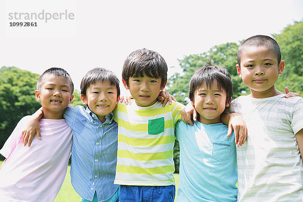 Japanische Kinder schauen in die Kamera