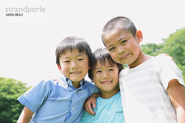 Japanische Kinder schauen in die Kamera