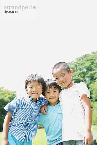 Japanische Kinder schauen in die Kamera