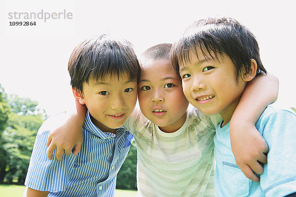 Japanische Kinder schauen in die Kamera