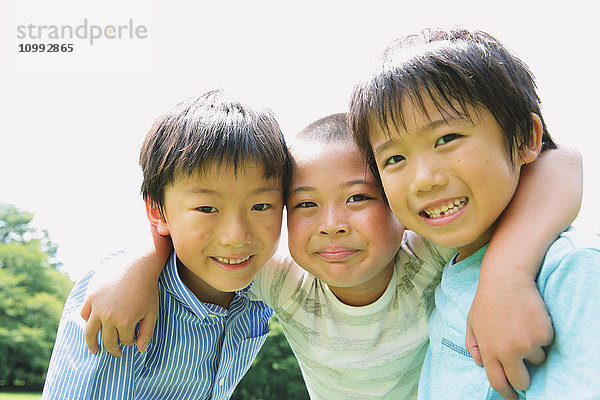 Japanische Kinder schauen in die Kamera