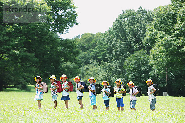 Japanische Kinder schauen in die Kamera