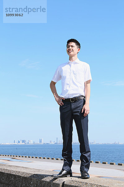 Porträt eines jungen Japaners am Meer