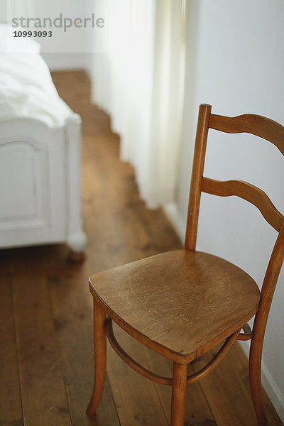 Stuhl und Bett aus Holz