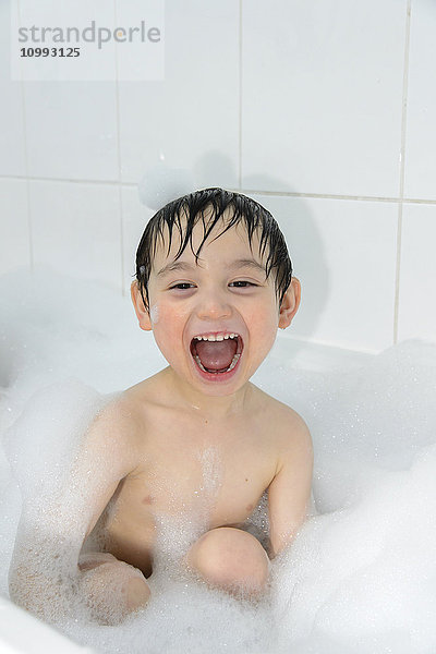 Kind in einer Badewanne