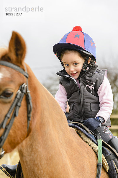 Kind reitet auf einem Pferd