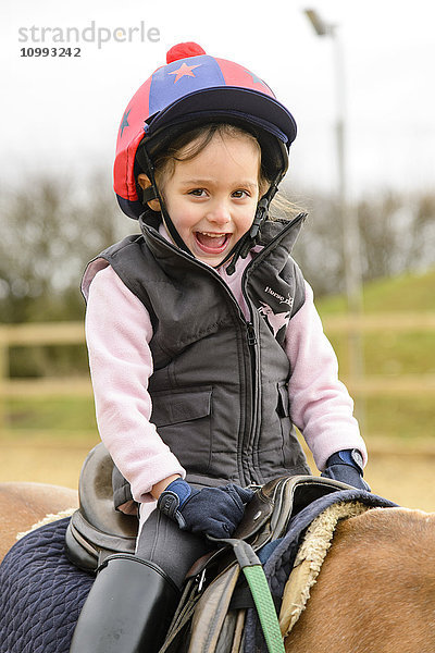 Kind reitet auf einem Pferd