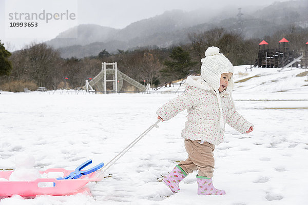 Kind spielt auf Schnee