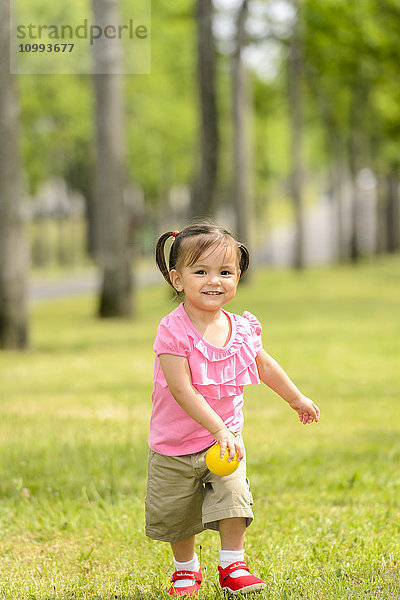 Ein Kind spielt in einem Stadtpark