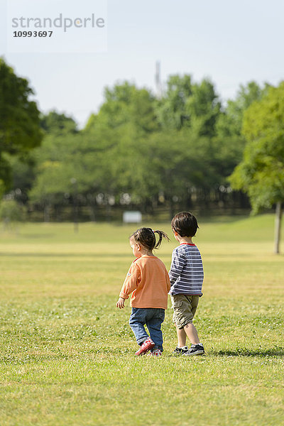 Spielende Kinder in einem Stadtpark