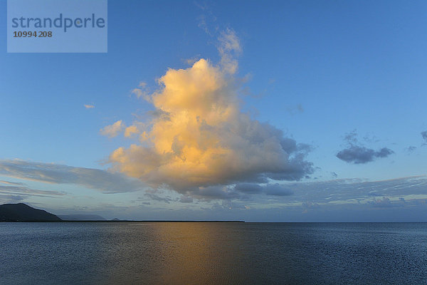 Wolke über dem Meer  Cairns  Queensland  Australien