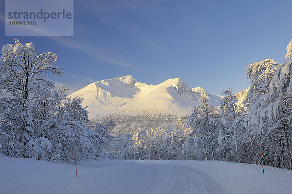 Verschneite Straße  Breivikeidet  Troms  Norwegen