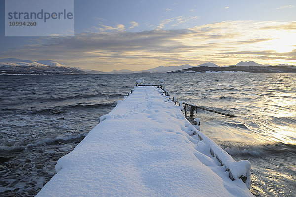 Schneebedecktes Dock  Nordbotn  Storevla  Tromso  Troms  Norwegen