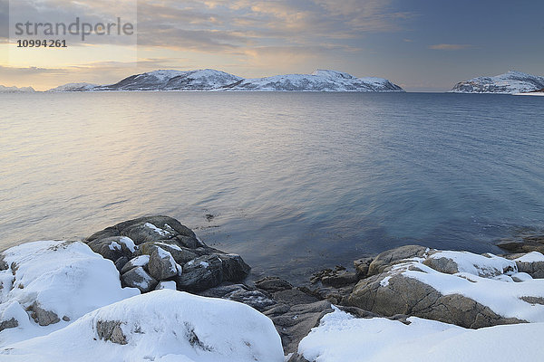 Küste im Winter  Sorfjorden  Vasstrand  Tromso  Troms  Norwegen