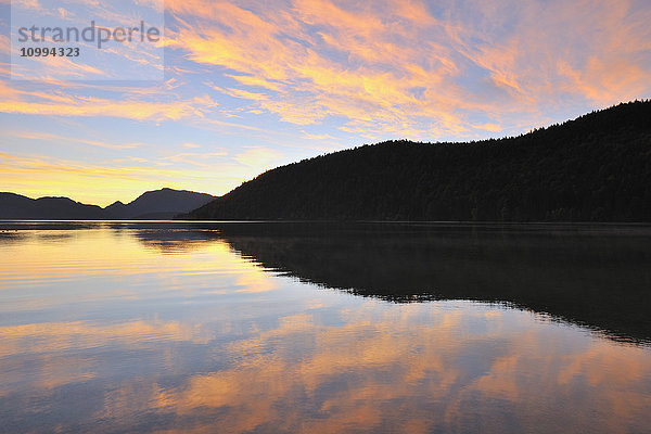 Sonnenaufgang über dem Walchensee  Einsiedl am Walchensee  Bayern  Deutschland