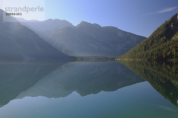 Spiegelung der Berge im See  Plansee  Tirol  Österreich