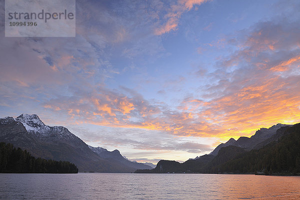 Silsersee bei Sonnenuntergang  Engadin  Graubünden  Schweiz