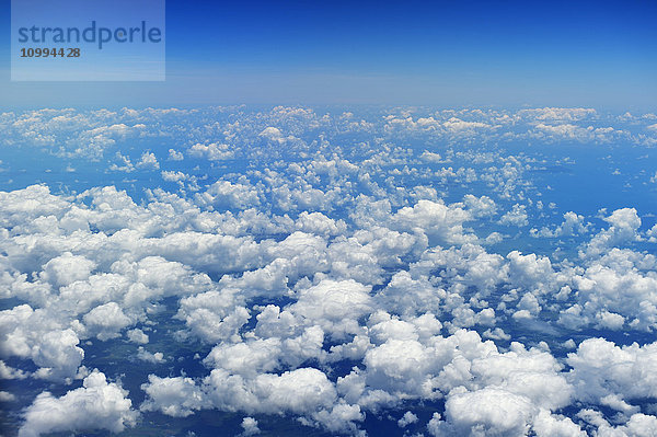 Blick auf Wolken vom Flugzeug aus  Queensland  Australien