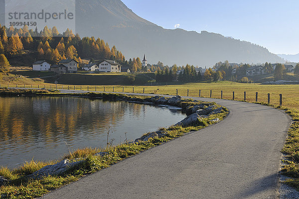 Seeuferstrasse im Herbst  Silsersee  Maloja  Engadin  Kanton Graubünden  Schweiz