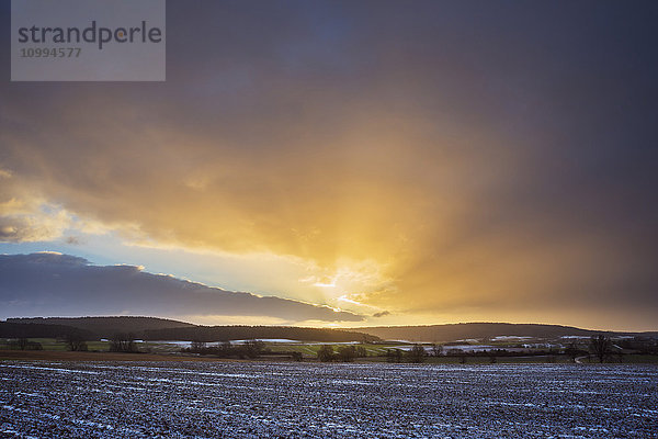 Feldlandschaft bei Sonnenaufgang im Winter  Dietersdorf  Coburg  Bayern  Deutschland