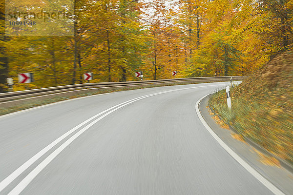 Straßenansicht von einer Panoramastraße im Herbstwald  Spessart  Franken  Bayern  Deutschland
