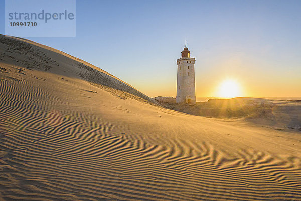 Leuchtturm und Dünen  Rubjerg Knude bei Sonnenuntergang  Lokken  Nordjütland  Dänemark