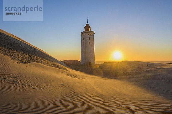 Leuchtturm und Dünen  Rubjerg Knude bei Sonnenuntergang  Lokken  Nordjütland  Dänemark