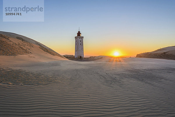 Leuchtturm und Dünen  Rubjerg Knude bei Sonnenuntergang  Lokken  Nordjütland  Dänemark