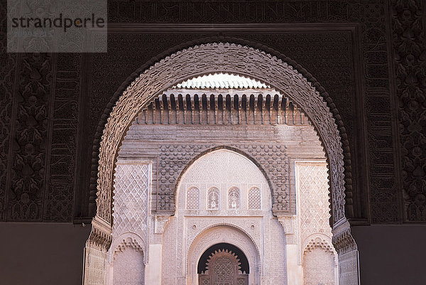 Architektonischer Bogen der Moschee  Marrakesch  Marokko