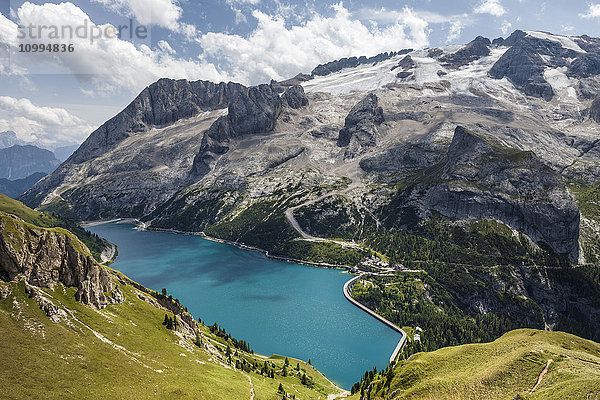 Fedaia-See  am Fuße der Marmolada  Königin der Dolomiten  an der Grenze zwischen Trentino-Südtirol und Venetien  Italien
