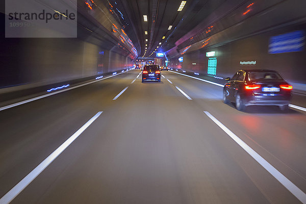 Autofahren im Tunnel bei Nacht  Deutschland