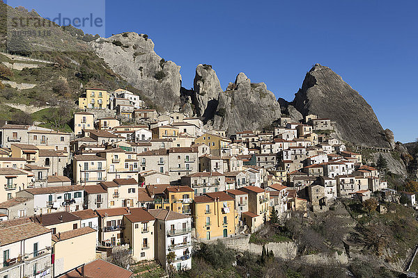 Aussicht auf Castelmezzano (berühmt für die Seilrutsche Flight of the Angel über das Tal)  Basilikata  Italien