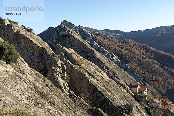 Blick auf die glatten Sandsteinfelsen des Bergdorfs Castelmezzano  Lukanische Dolomiten  Basilicata  Italien