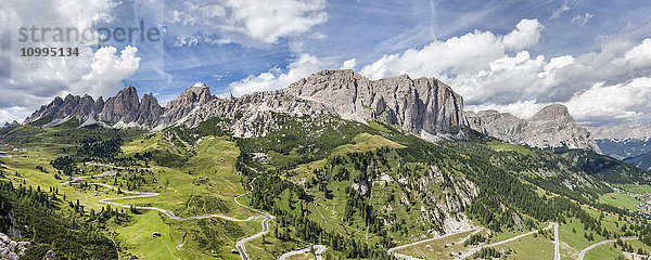 Landschaftlicher Überblick über die Puez-Geisler-Gruppe  Dolomiten  Südtirol  Trentino-Südtirol  Italien
