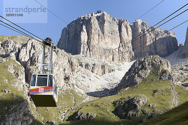 Seilbahn auf der felsigen Hochebene der Sellagruppe  Dolomiten  Trentino Südtirol  Italien