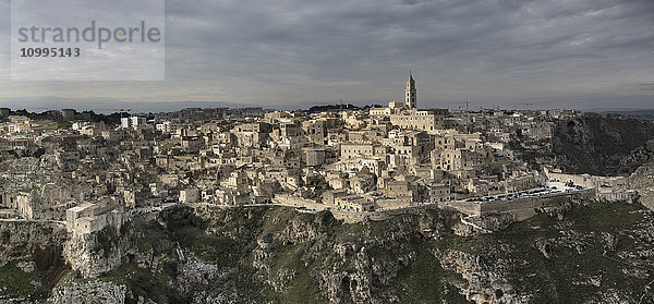 Panoramablick auf die antiken Sassi di Matera  eine der drei ältesten Städte der Welt  Matera  Basilikata  Italien