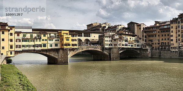 Ponte Vecchio  mittelalterliche Brücke über den Arno  heute für Kunsthändler und Juweliere genutzt  Florenz  Italien