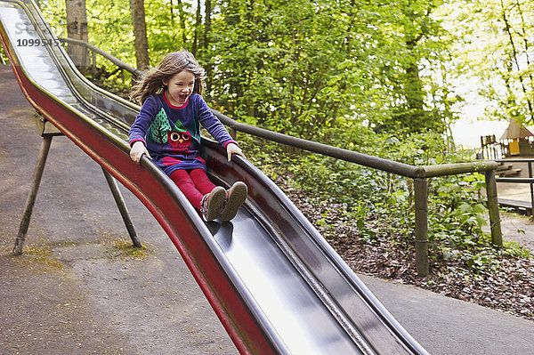 5 Jahre altes Mädchen hat Spaß auf einer Rutsche auf einem Spielplatz  Deutschland