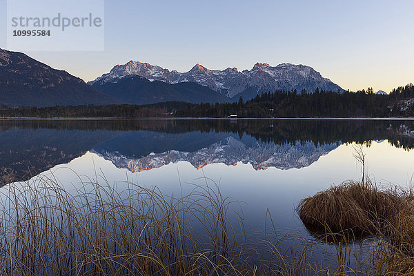 Karwendelgebirge gespiegelt im Barmsee  Krun  Oberbayern  Bayern  Deutschland