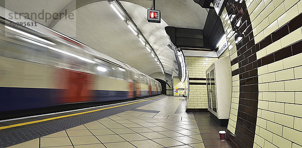 Ansicht des Bahnsteigs der Londoner U-Bahn in der Edgware Road mit abfahrendem Zug  London  England  UK