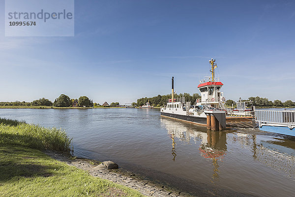 Fähre auf dem Nord-Ostsee-Kanal  Breiholz  Schleswig-Holstein  Deutschland  Europa