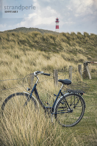 Fahrrad in den Dünen und Leuchtturm List Ost  Sylt  Schleswig-Holstein  Deutschland  Europa