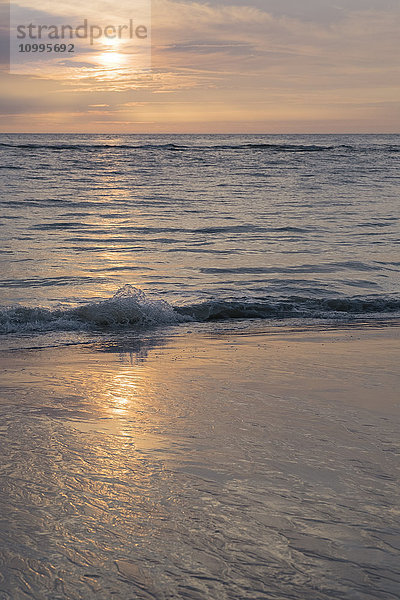 Sonnenuntergang am Strand  List  Sylt  Schleswig-Holstein  Deutschland  Europa