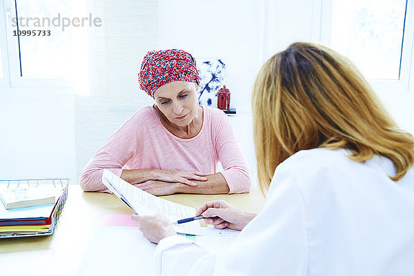 Eine krebskranke Frau im Gespräch mit ihrem Arzt.