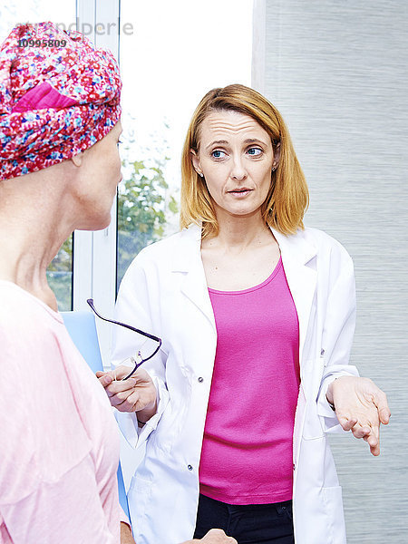 Eine krebskranke Frau im Gespräch mit ihrem Arzt.