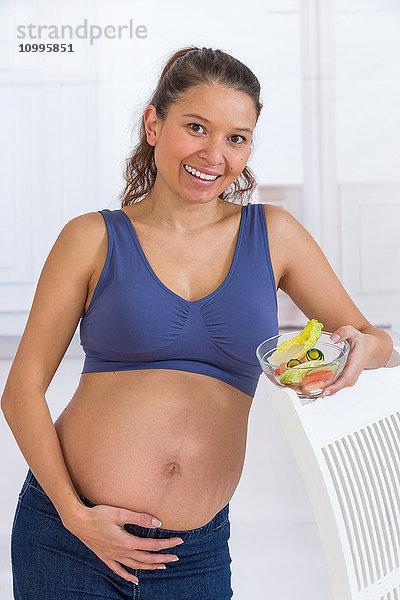 Schwangere Frau im 7. Monat.