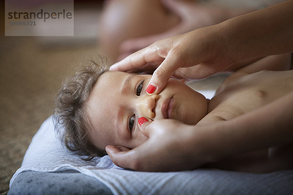 Reportage über einen Babymassagekurs mit einem zertifizierten Masseur. Eine junge Mutter lernt  wie sie ihren einjährigen Sohn massieren kann.