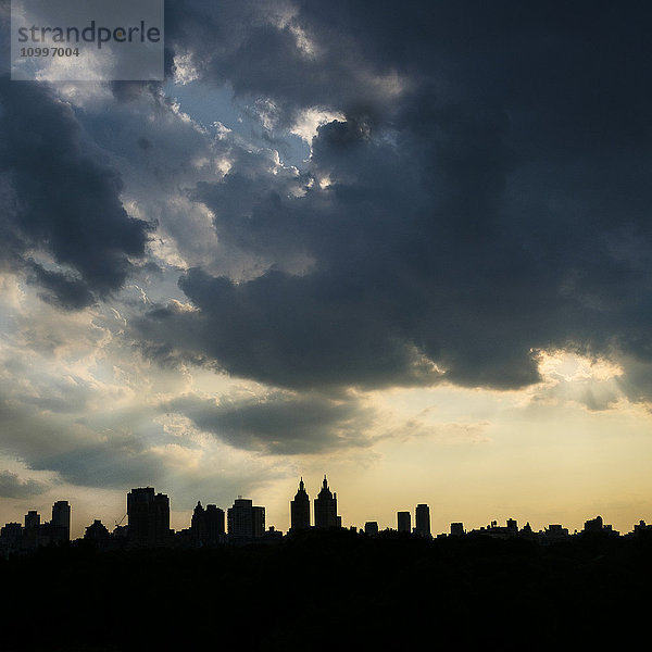 West Side of Manhattan  Silhouette der städtischen Skyline bei Sonnenuntergang