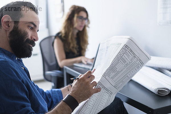 Mann und Frau arbeiten im Büro